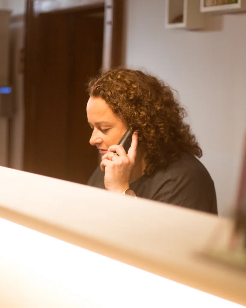 Christiane Wenzel am Empfang der Praxis im Telefonat